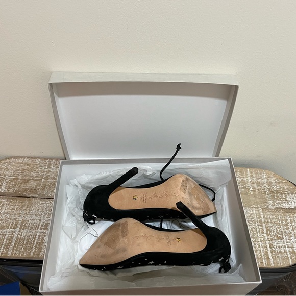 Isa Tapia. Note that the the strings are cut short. - Picture 4 of 4